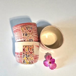 Kaffe før kaos – kop i porcelæn – produktbillede