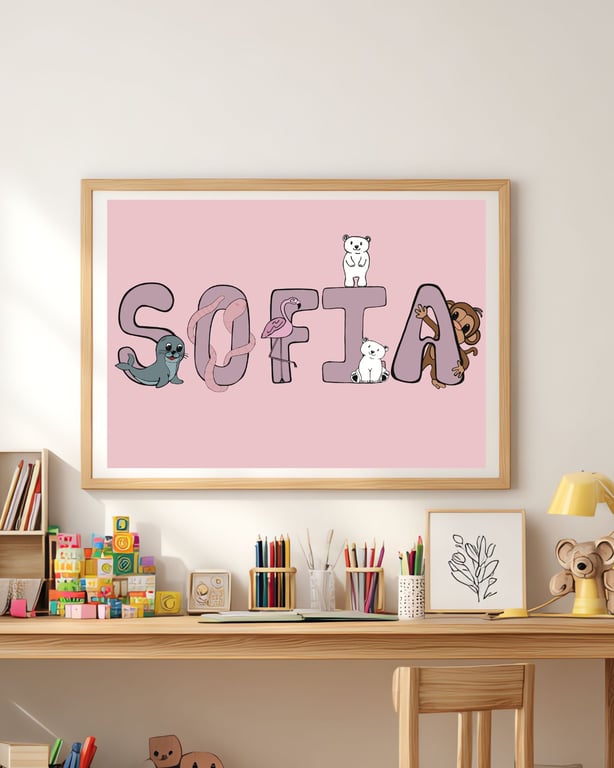 Børneværelse med skrivebord, farverige byggesten, farveblyanter og en indrammet plakat på væggen med navnet "SOFIA" pyntet med tegninger af søde dyr.