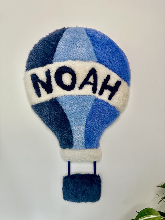 Farverig tuftet Luftballon med personligt detalje i form af navn eller initialer. billede 4