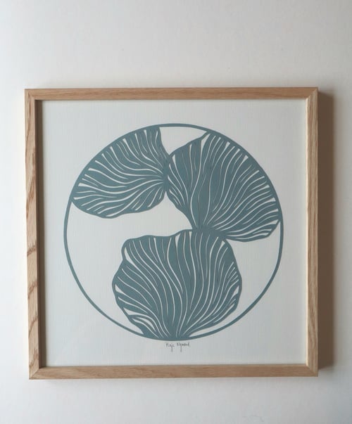 30x30cm papercut, dueblå, indrammet 