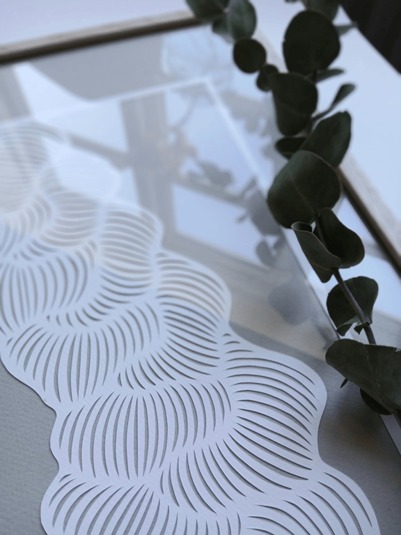 A3 papercut, beigegrå, knækket hvid, indrammet (3)