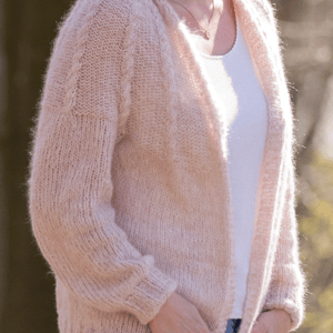It´s a knit cardigan -Strikkeopskrift (dansk PDF) – produktbillede
