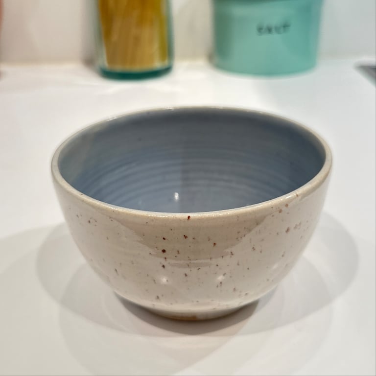 Skål råhvid med nister, lyseblå 13x8