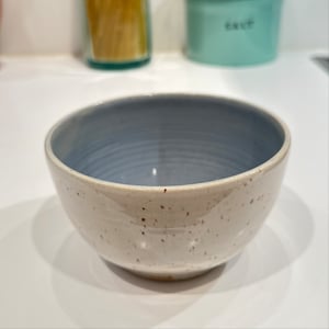 Skål råhvid med nister, lyseblå 13x8 – produktbillede
