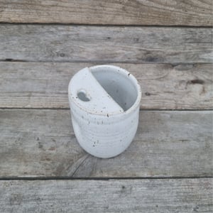 To go kop hvid med nister  – produktbillede