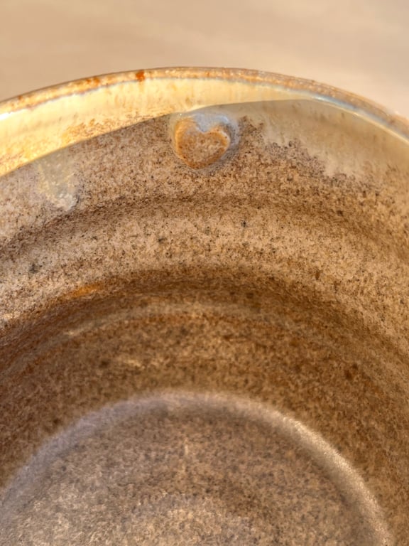 Sandfarvet bølget krus. 370 ml. H: 8 cm billede 3