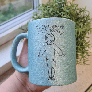 Krus: you cant scare me im a teacher (med tørklæde) Lys blå Glimmer – produktbillede