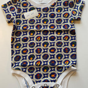 Body med korte ærmer. Størrelse 68 – produktbillede