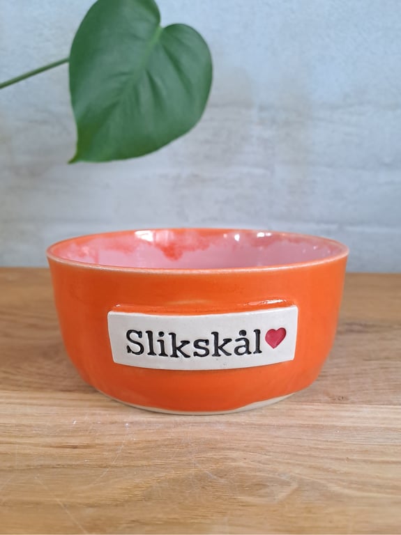 Slikskålen er 14 cm i diameter og 6 cm høj