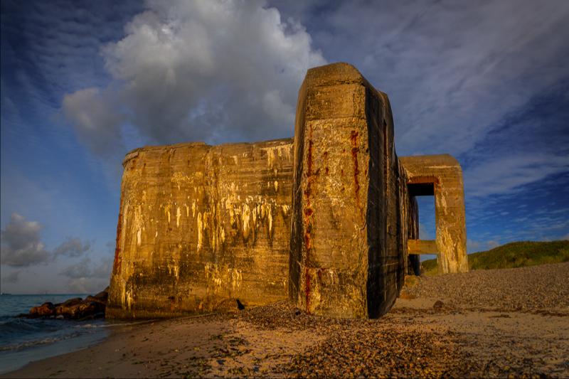 Sønderstrand i Skagen med en dramatisk bunker i forgrunden en smuk sommerdag