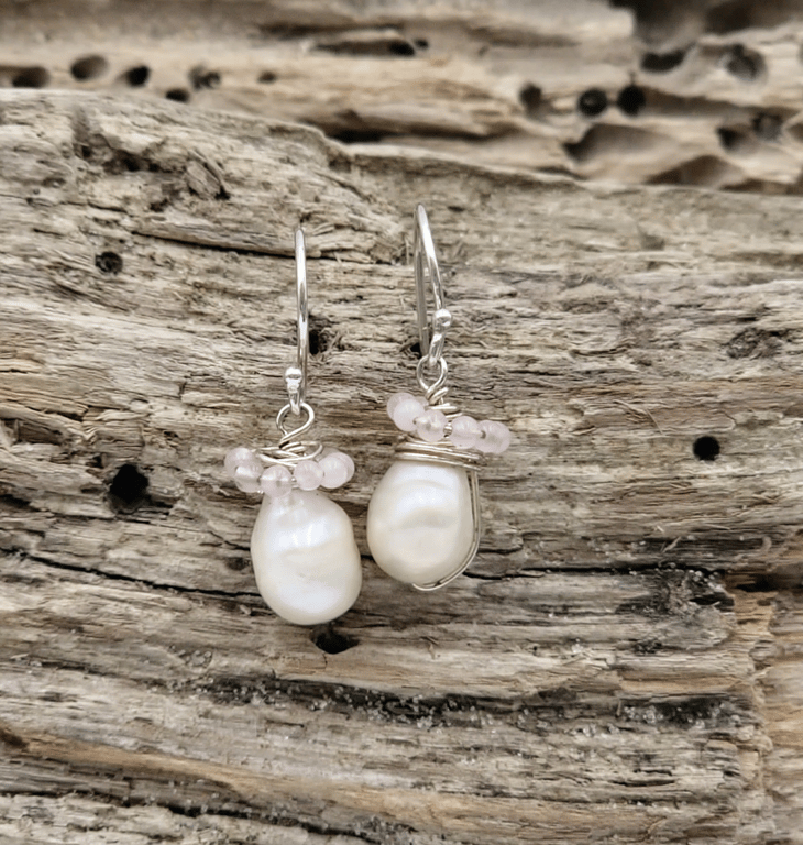 Ørekroge med ferskvands og rosakvarts perler.