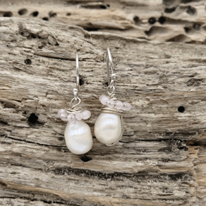 Ørekroge med ferskvands og rosakvarts perler. – produktbillede