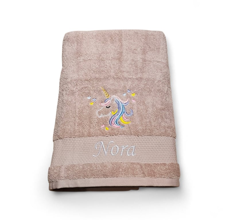 PERSONLIGT HÅNDKLÆDE MED ENHJØRNING OG NAVN