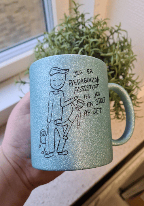 Krus: Jeg er pædagogisk assistent og jeg er stolt af det (kort hår) Lys blå Glimmer