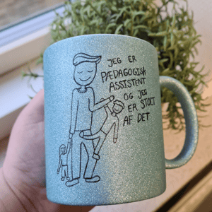 Krus: Jeg er pædagogisk assistent og jeg er stolt af det (kort hår) Lys blå Glimmer – produktbillede