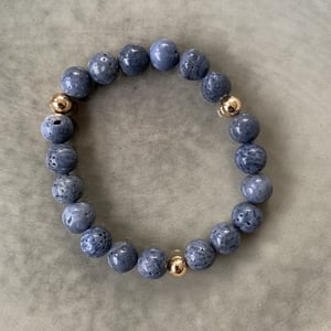 Blå koral armbånd 8mm – produktbillede