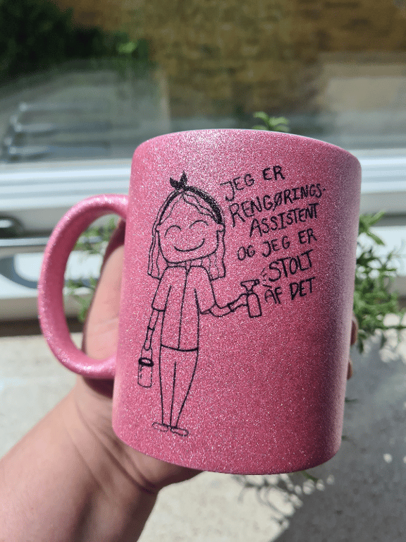 Krus: Jeg er rengøringsassistent og jeg er stolt af det Pink Glimmer