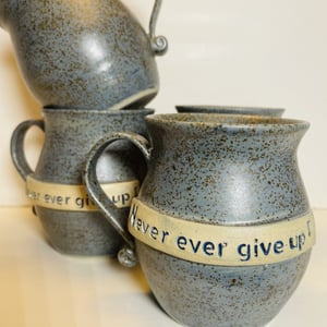 keramik krus med tekst - Never ever give up – produktbillede