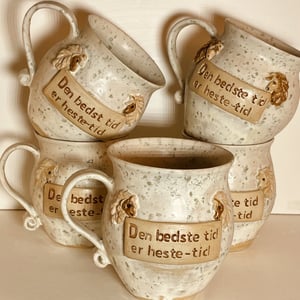 Krus med tekst - Den bedste tid er heste tid – produktbillede
