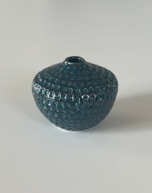 Lille vase med udskæring, havblå