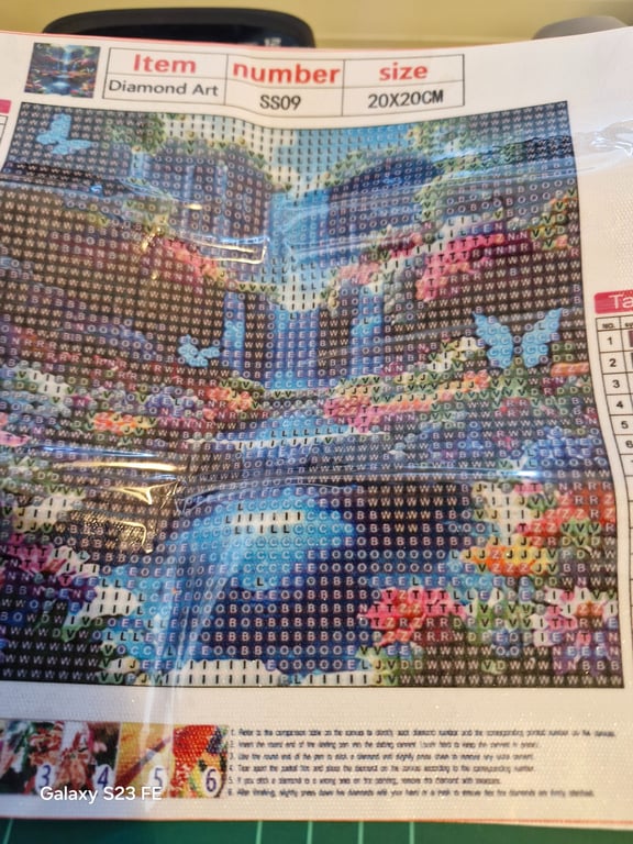 Her er der et rigtig pænt billede med et vandfald og lidt blomster på den er 20×20 