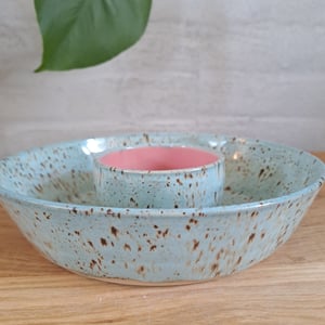 Snackskålen er 21 cm i diameter og 5 cm høj – produktbillede