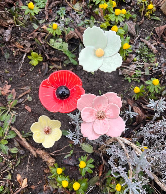 Lysegrøn blomst på stilk  billede 5
