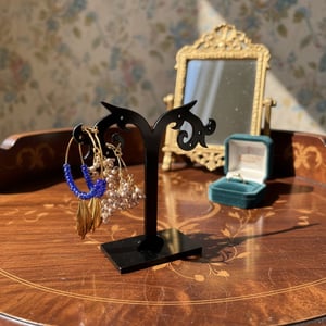 Creoler med blå perler og gyldne blade – produktbillede