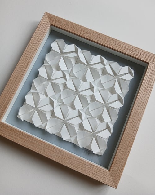  20x20cm Foldet papirværk, hvid-dueblå, indrammet (3)