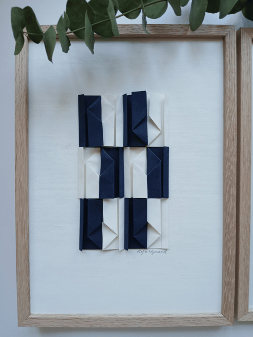 A4 foldet unika værk. marineblå. naturhvid. indrammet 