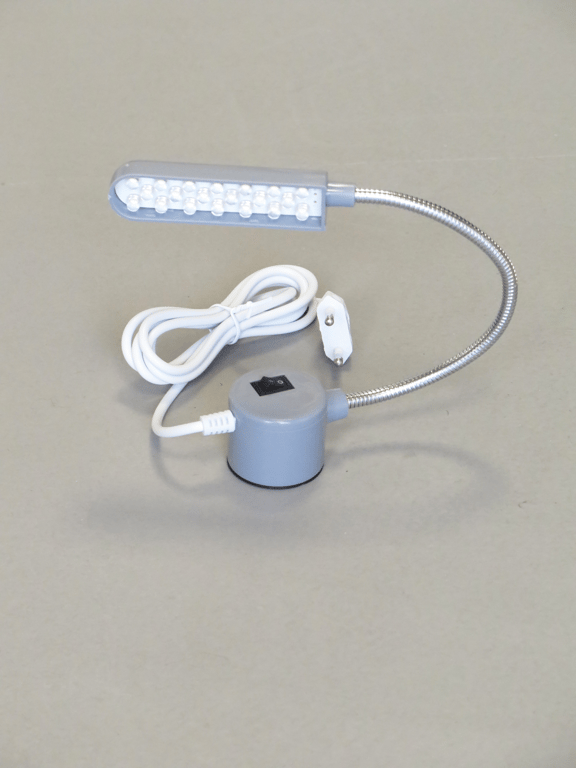 Bordlampe med fleksibel metalarm, grå lampehoved med LED-pærer, sort tænd/sluk-knap på rund base samt hvid ledning med stik.