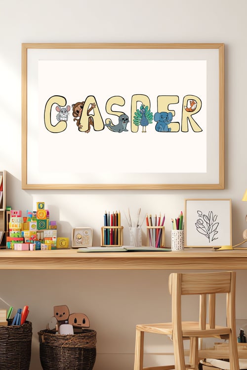 Plakat med Navn: ABC DYR NAVNE-PLAKAT (Gul Skrift, beige baggrund)