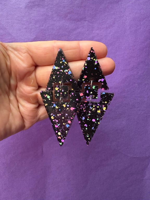 Whitney i sort konfetti