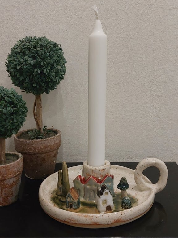 Kammerlysestage med små huse og træ  