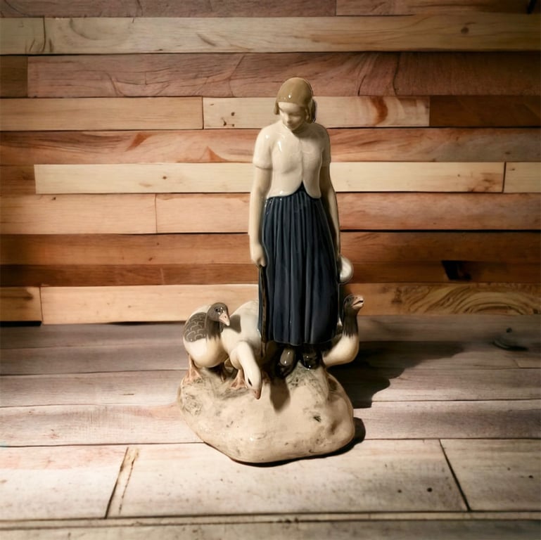 Pige med gås fra B&amp;G nr. 2245. Højde 24 cm. 