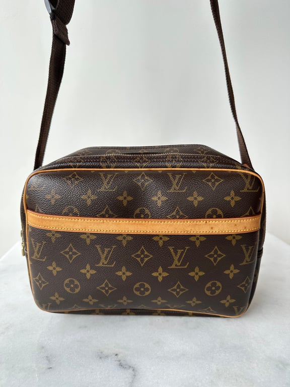 Brun crossbody taske med Louis Vuitton monogram og justerbar rem.