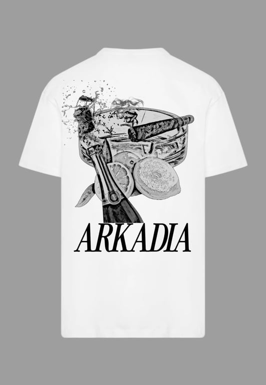 Hvid T-shirt med sort-hvidt grafik af et glas med isterninger, en cigar, citroner og en pistol. Under motivet står teksten "ARKADIA".