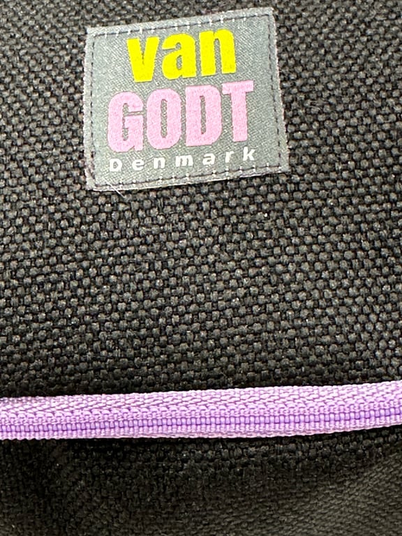 PUDE Sort designer pude med manchet af silke og pels detalje  billede 4