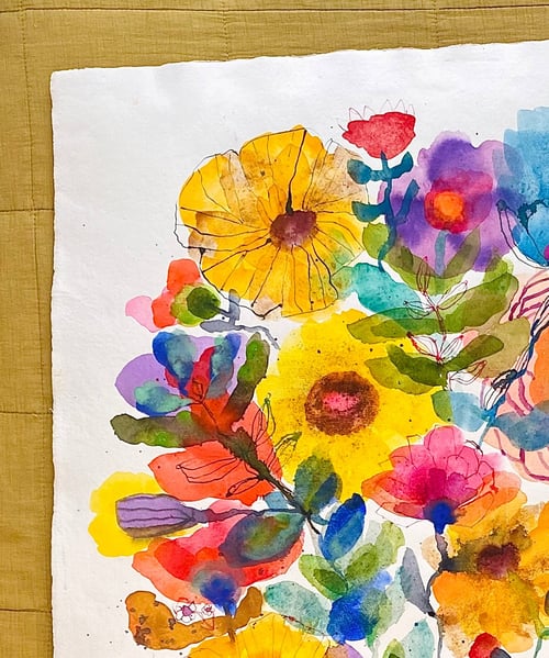 Brun stribet vase med blomsterhav (3)