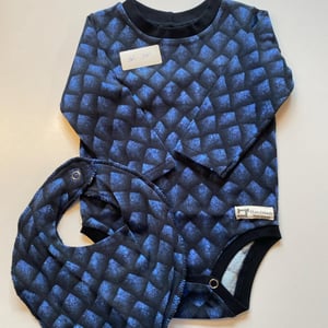 Body med lange ærmer og hagesmæk. Størrelse 74 – produktbillede