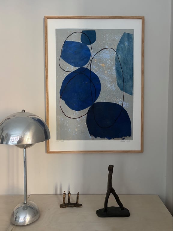 Blå sten ved stranden 