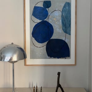 Blå sten ved stranden  – produktbillede