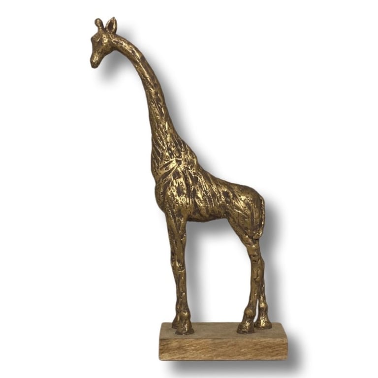 Bronzefarvet giraffigur i metal stående på en firkantet træbase.