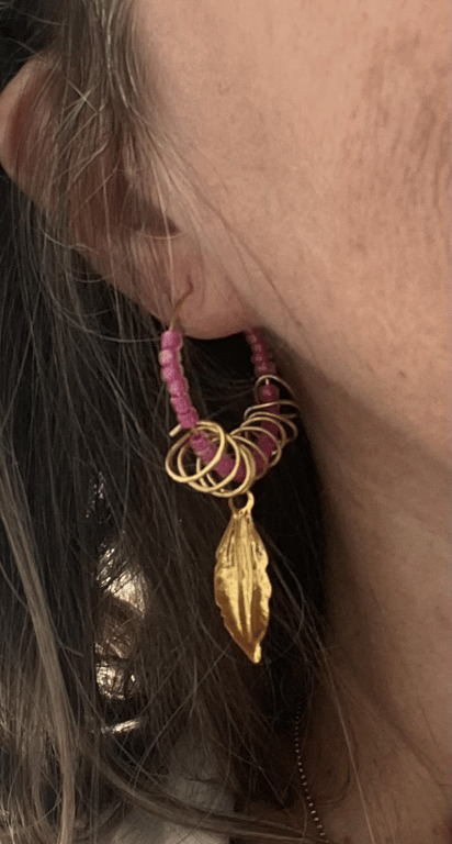 Creole med lyserøde perler og snoede kobbertråd billede 2