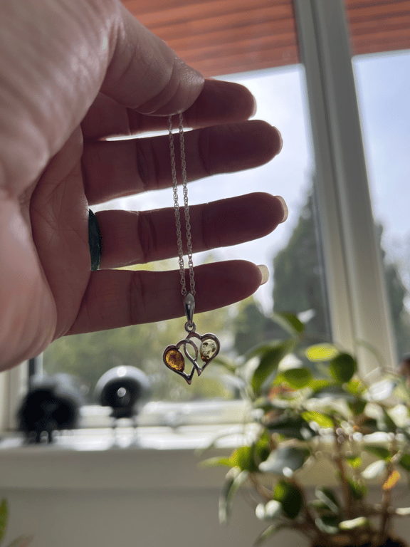 Nature Amber pendant, hjerter i sølv med gul og brun amber sten. (der følger ikke kæde med). billede 2
