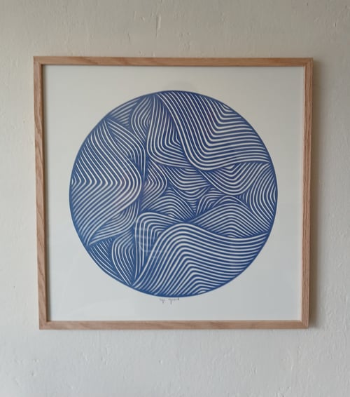 40x40cm papercut, kongeblå, indrammet 