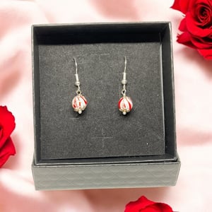 Røde øreringe  – produktbillede