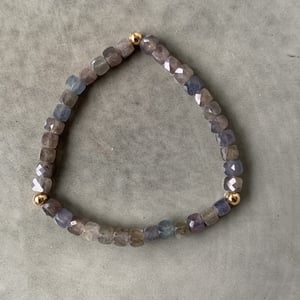 Naturlig gråblå safir armbånd 4mm – produktbillede