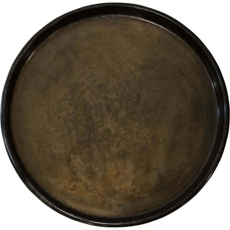 Rund bakke i mørkt metal med patina.