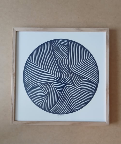 30x30cm papercut I marineblå, indrammet 